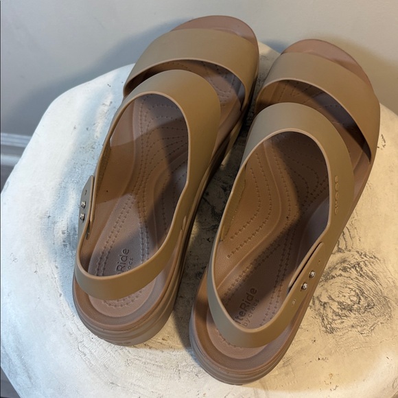 Latte/Mushroom Taupe Brown Crocs Women's Brooklyn Low Wedge Platform Sandals, 11 - Picture 9 of 11